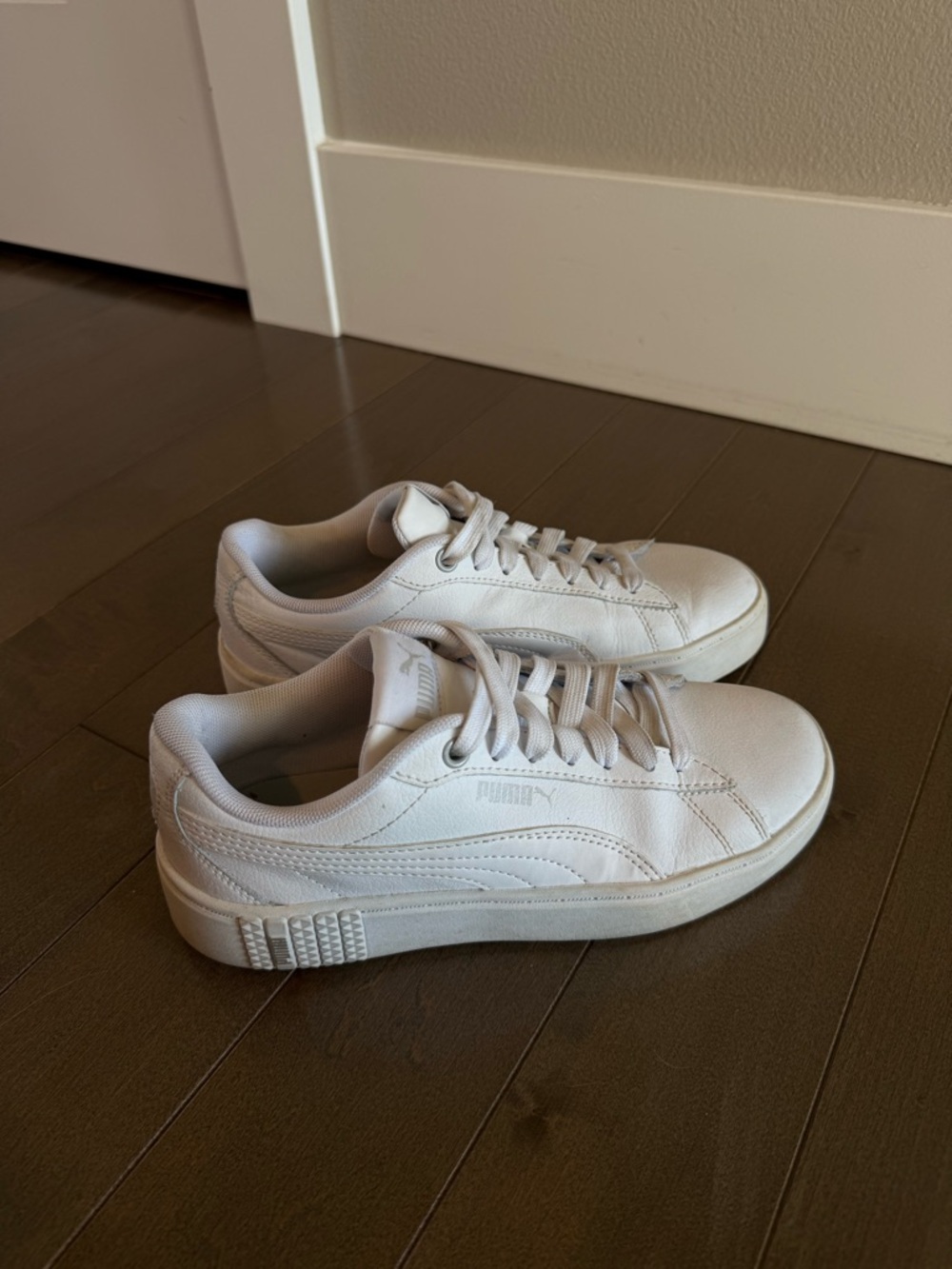 White puma sneakers